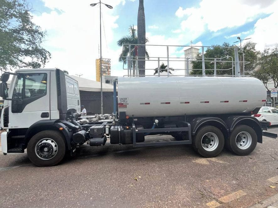Vera reforça frota de serviços com caminhão-pipa adquirido por meio de programa estadual