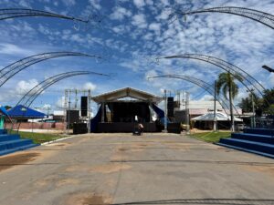 Vera monta megaestrutura com palco, segurança reforçada, queima de fogos e shows no Reveillon 2026; Vídeo