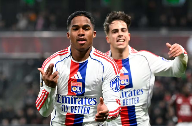 Endrick iguala feito histórico de Ronaldo Fenômeno na Europa com hat-trick pelo Lyon