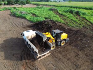 Prefeitura intensifica limpeza de área que receberá estacionamento para caminhões em Vera