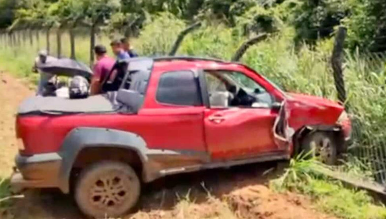 Condutora tem mal súbito, carro colide em postes e mais de 6 mil unidades ficam sem energia