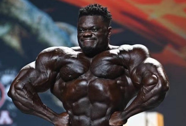 Nigeriano dispensa favoritismo no Arnold e quer dar show para os fãs brasileiros: “Amo esse povo”