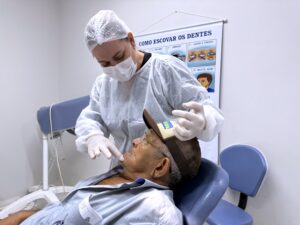 Vera ultrapassa 100 pacientes atendidos com próteses dentárias gratuitas