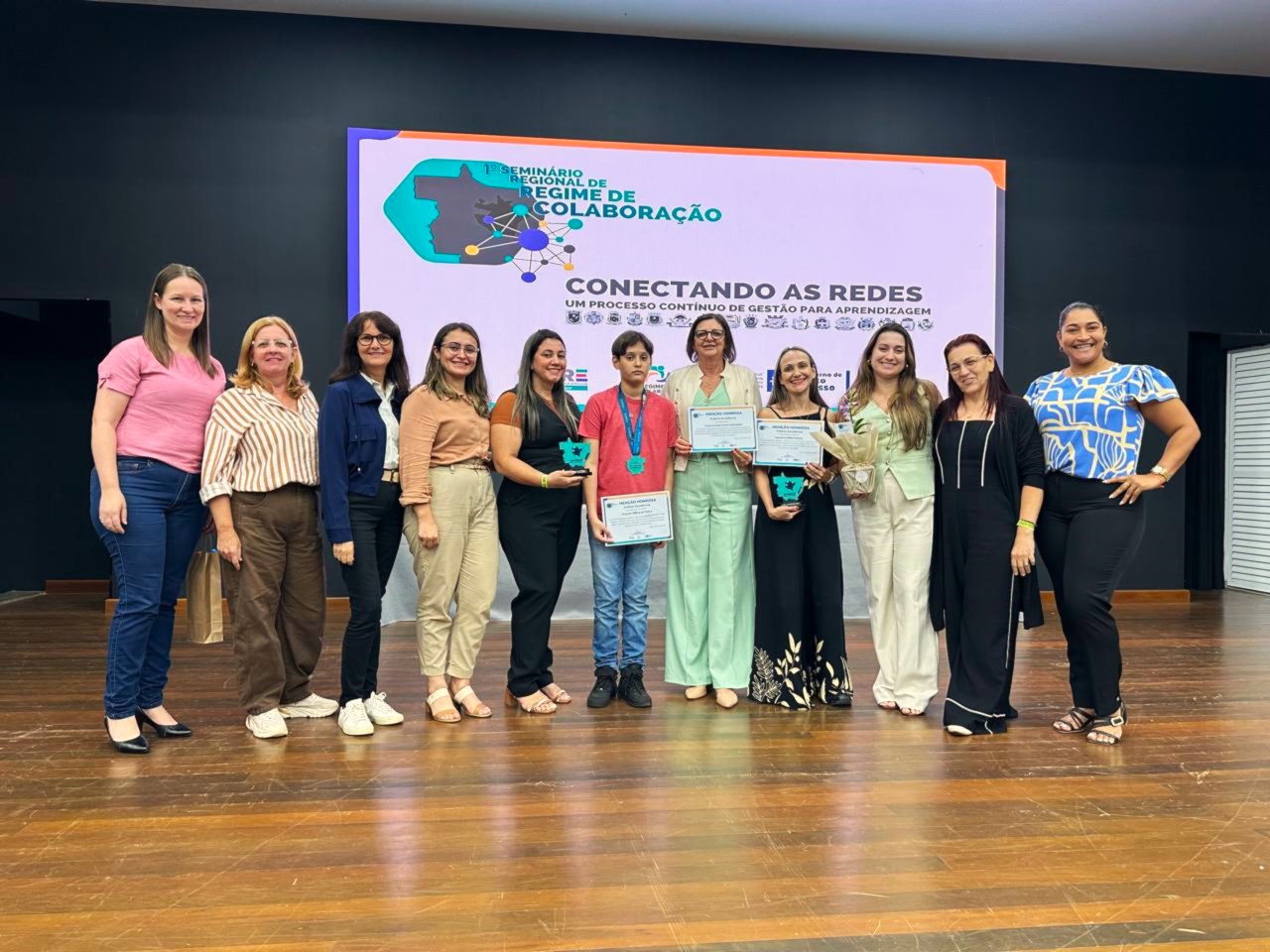 Vera é destaque em seminário regional de educação e recebe premiações por resultados no ensino
