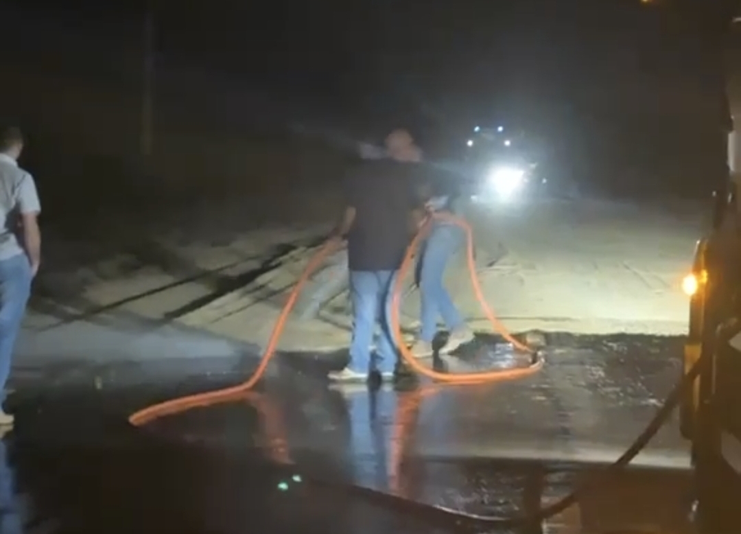 Vídeo: Soja espalhada na pista mobiliza Polícia Militar e Prefeitura em Vera