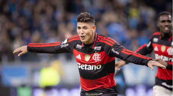 Flamengo bate Grêmio com autoridade e diminui distância para o Palmeiras
