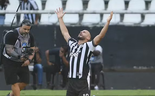 Com três de Arthur Cabral, Botafogo vence Corinthians, que termina rodada no Z4 do Brasileirão