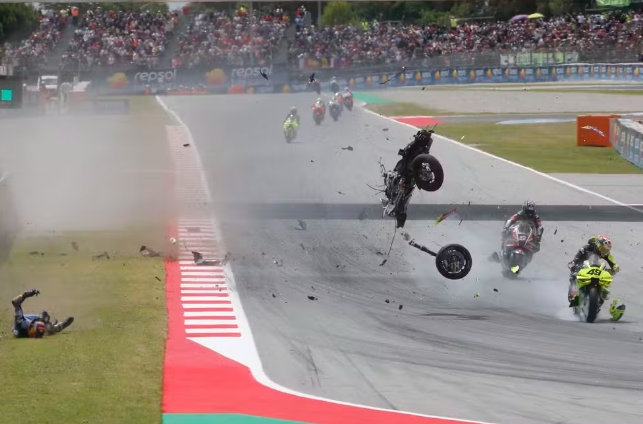 Piloto espanhol da MotoGP tem queda feia, vê moto se despedaçar e sofre fraturas; assista