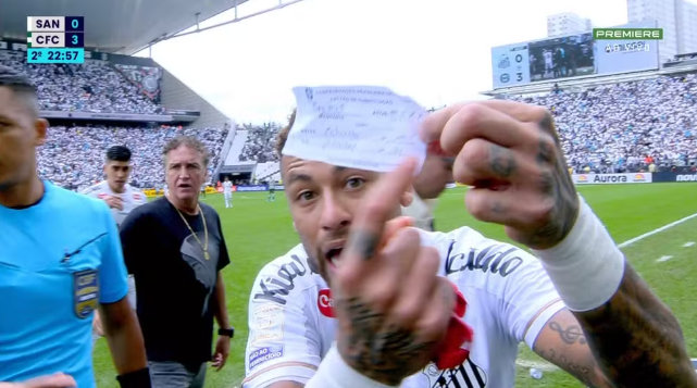 Criança mimada é substituído por engano em jogo do Santos e dá seu show particular; veja o vídeo