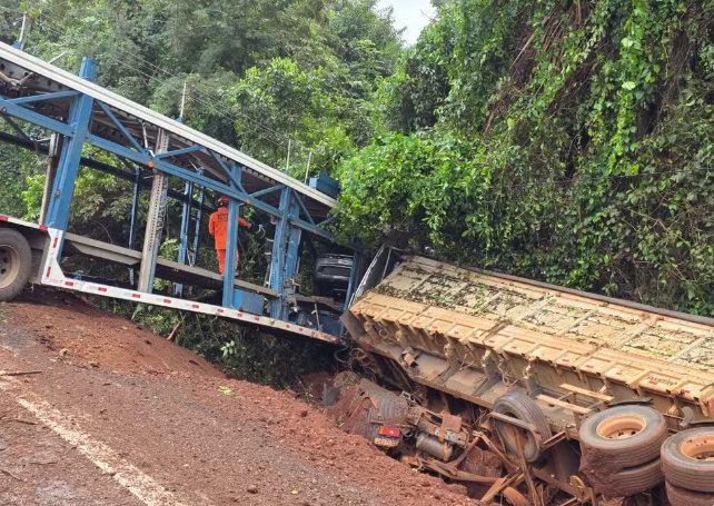 Batida entre carreta cegonha e bitrem deixa três feridos na MT-358; Vídeo