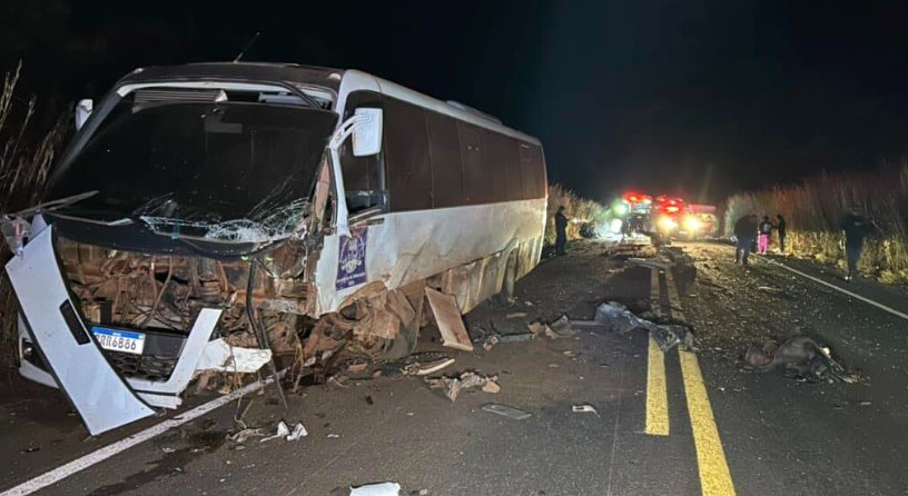 Dois morrem em acidente entre micro-ônibus, carreta e carro na rodovia Nova Mutum-São José do Rio Claro