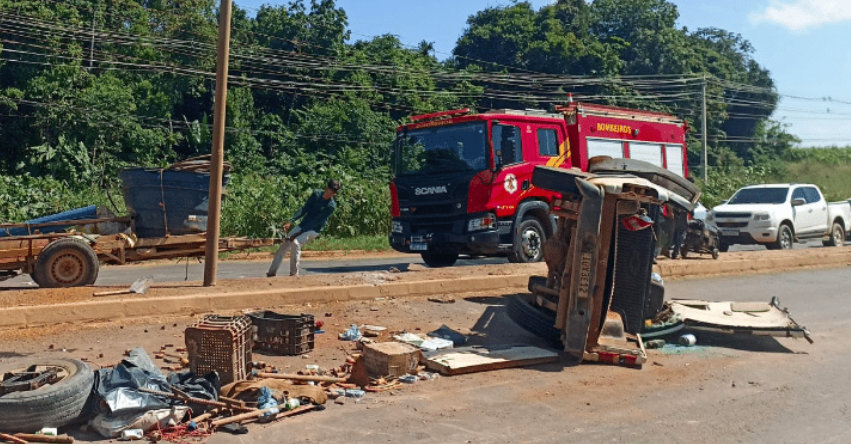 Caminhonete capota e condutor fica ferido em rodovia de MT