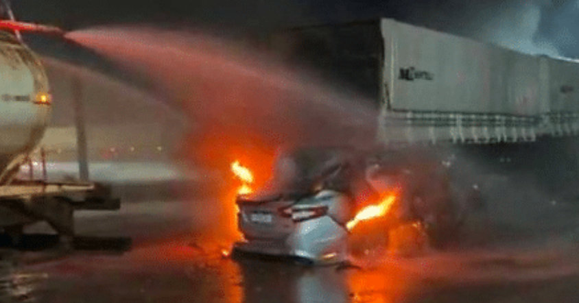 Homem morre carbonizado após bater carro na traseira de carreta em MT; veículo pegou fogo
