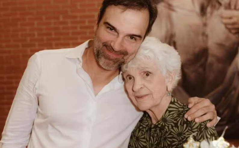 Um mês após morte do irmão, Tadeu Schmidt lamenta perda da mãe aos 92 anos: ‘Nunca mais vou te ver’