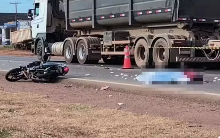 Mãe morre e filho de 5 anos fica ferido em batida entre moto e carreta em MT