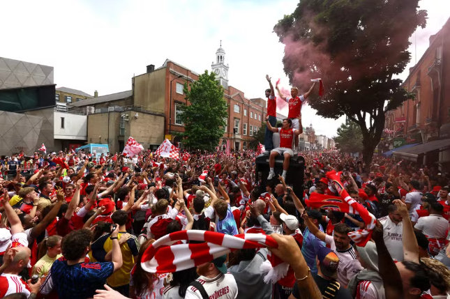 Arsenal celebra título da Premier League com multidão um dia após perder a Champions; veja fotos