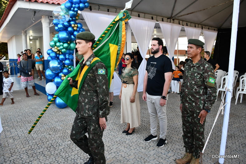 Vera celebra 40 anos com Juramento à Bandeira, homenagens e corte do bolo na Praça 13 de Maio