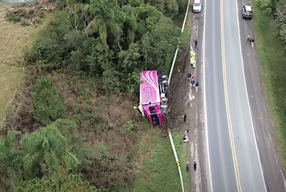 Vídeo: Caminhoneira influenciadora sofre acidente e carreta tomba na BR-116 em Papanduva
