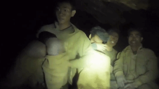 Cinco das 7 pessoas presas em caverna no Laos são encontradas com vida; veja momento em VÍDEO