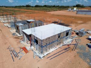 Primeira das 100 casas do Habitacional Jardim Aeroporto em Vera é concretada