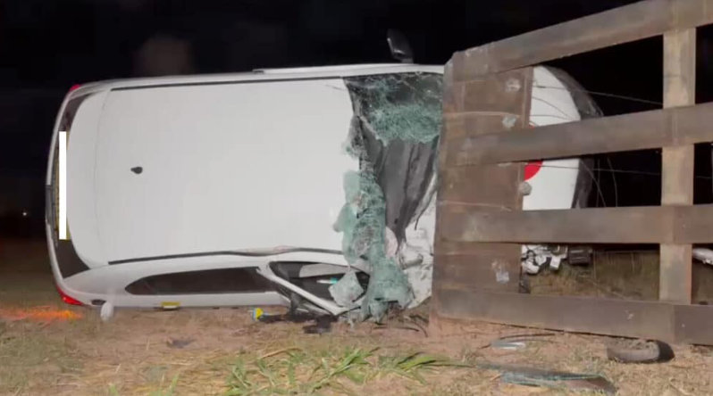 Carro por aplicativo capota em estrada e dois ficam feridos
