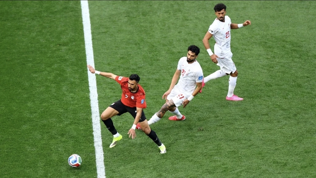 Egito e Irã empatam em jogo maluco com gol anulado pelo VAR no fim; Egito se classifica, Irã mantém chance