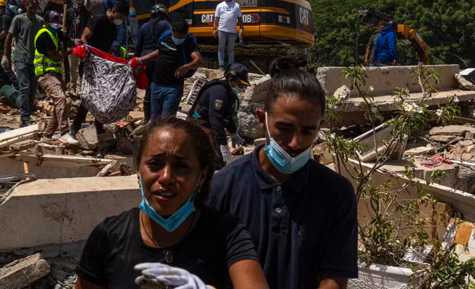 ‘Acho que tudo se foi’: Cheiro da morte toma conta de La Guaira, onde desamparo aprofunda tragédia da Venezuela