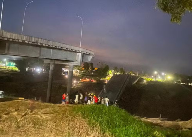 Vídeo mostra momento em que ponte desaba no interior do Acre; uma pessoa atravessava passagem