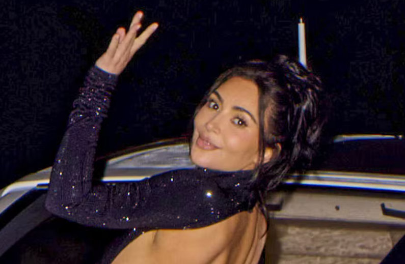 De look decotado, Kim Kardashian tira onda e deixa fio-dental à mostra