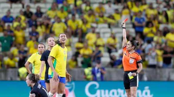 Com 7 expulsões, arbitra espanhola “opera” Brasil que perde para EUA em amistoso futebol feminino