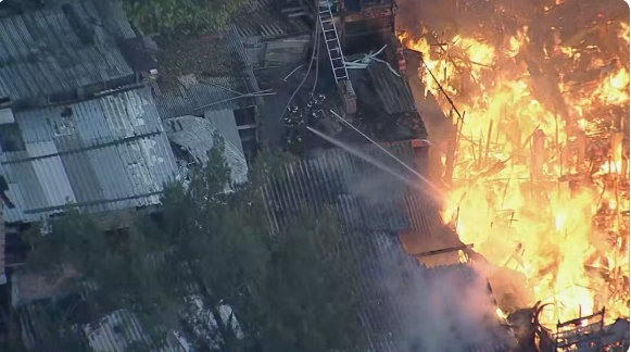 Incêndio de grandes proporções atinge mais de 50 barracos na região de Paraisópolis; Vídeo