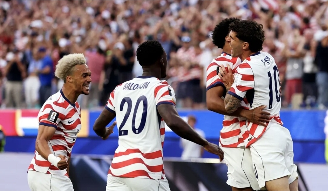 EUA resolvem no primeiro tempo e goleiam Paraguai na estreia