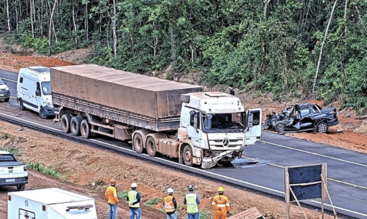 Acidente entre carreta e carro deixa dois mortos na BR-163 em Sorriso