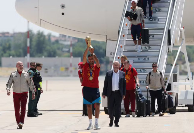 Espanha chega a Madri com taça da Copa e terá dia de festa pelas ruas da cidade