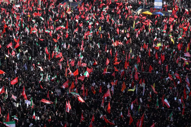 Funeral de Ali Khamenei: Milhares de fiéis comparecem à cerimônia exigindo ‘vingança’ contra Trump