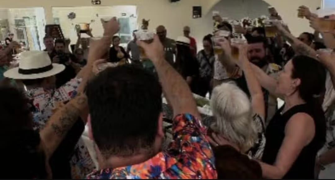 Com samba, chopp e roupas coloridas, família e amigos se despedem de Tiago Pitthan, o ‘Bom Sujeito’