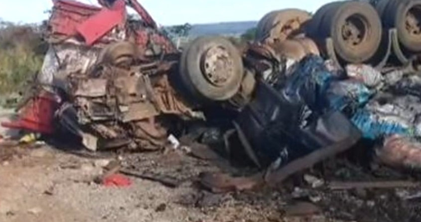 Vídeo: Carreta tomba após bater em outra e atinge carro em rodovia de Mato Grosso; 3 feridos
