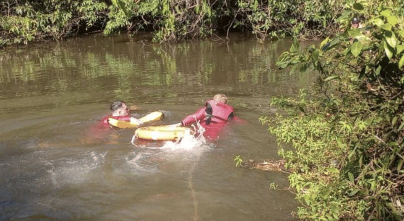 Carro cai em rio, motorista consegue sair e é resgatado em estado de choquecarro cai em rio, motorista consegue sair e é resgatado em estado de choque