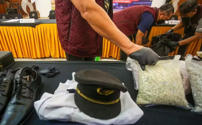 Piloto é preso com mais de 70 mil comprimidos de ecstasy após pousar avião e pode ser condenado à morte na Malásia