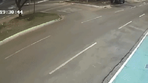 Motociclista escapa ileso de caminhão desgovernado e ajoelha para agradecer