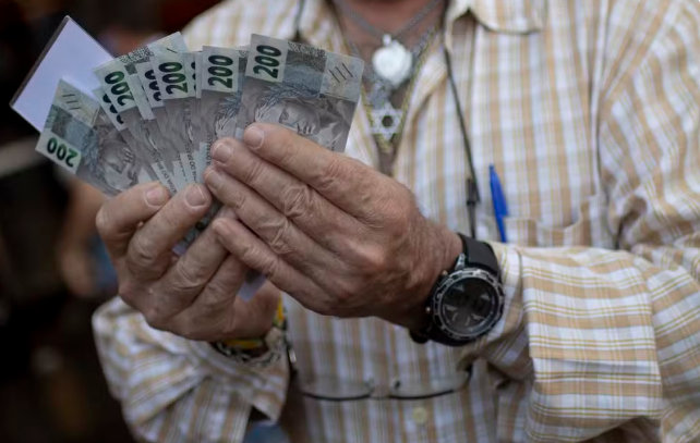 Governo eleva estimativa e calcula salário mínimo de R$ 1.741 em 2027