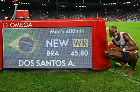 Vídeo: Alison dos Santos bate recorde mundial nos 400m com barreiras em etapa da Diamond League