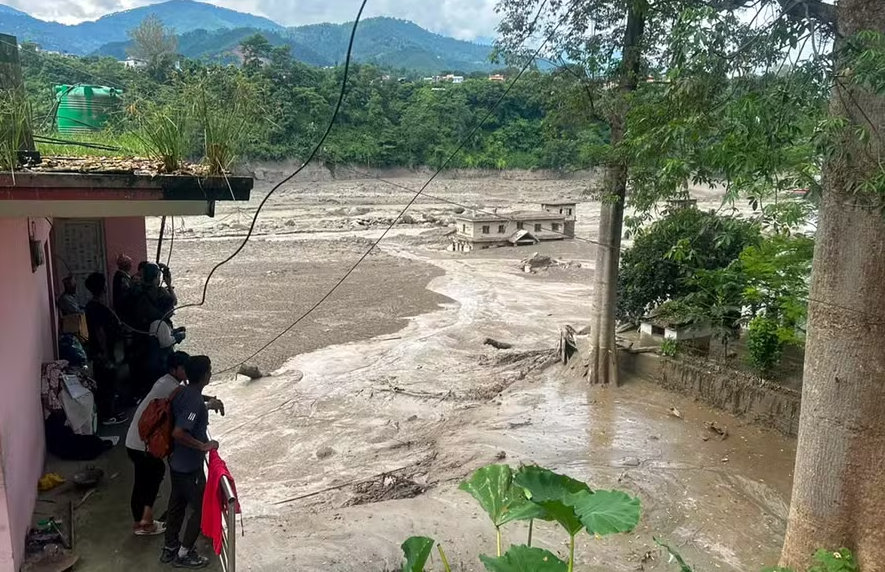 Vídeo: Número de mortos após enchentes e deslizamentos entre Nepal e Tibete passa de 580, e há mais de 1.900 desaparecidos só no Nepal