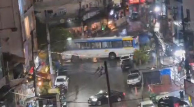 Tiroteio deixa 4 mortos na Muzema; criminosos usam 14 ônibus como barricadas na região