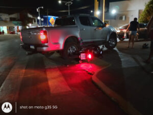 Motociclista se envolve em acidente após ultrapassagem pela direita e deixa local antes da chegada da PM em Vera