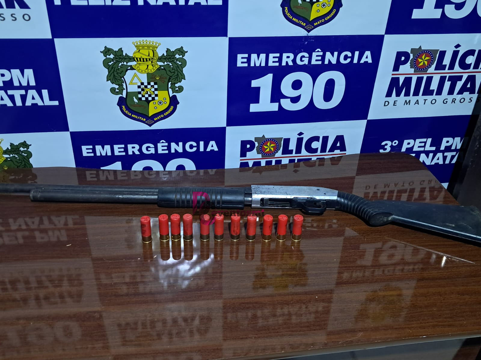 Vídeo: Mulher denuncia agressões e ameaças do ex-companheiro em assentamento de Feliz Natal; espingarda calibre .12 é apreendida