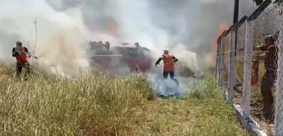 Vídeo mostra caminhonete dos bombeiros cercada pelo fogo durante incêndio em MT