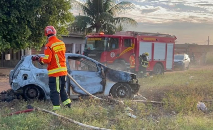 Carro é incendiado e fica destruído em Sinop