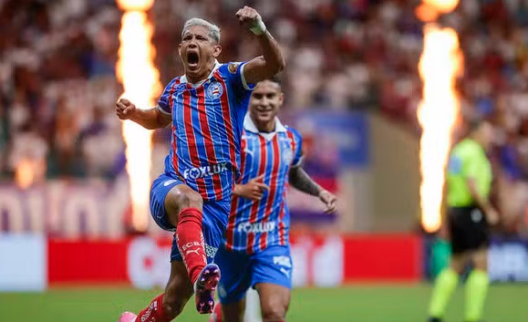 Pulga faz dois, Bahia vence de virada em jogão de cinco gols, entra na pré-Liberta e afunda o Inter