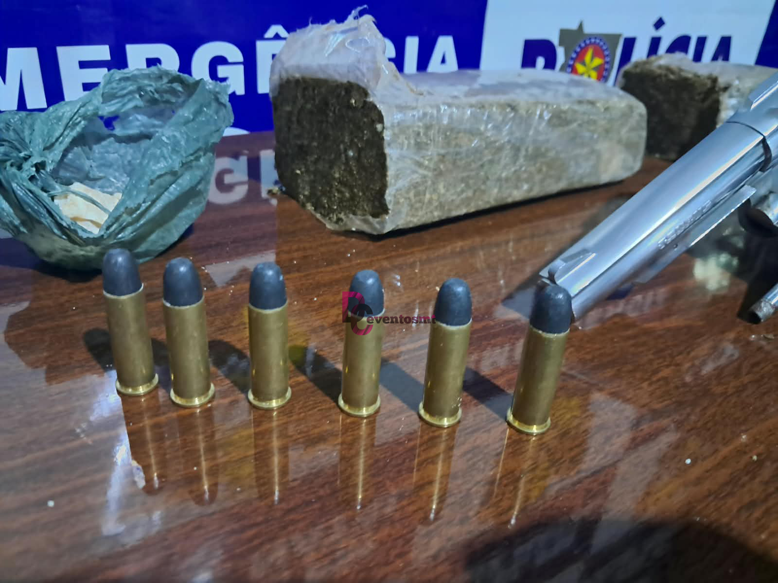 PM prende dois suspeitos, apreende drogas e encontra arma enterrada em residência de Feliz Natal; Vídeo